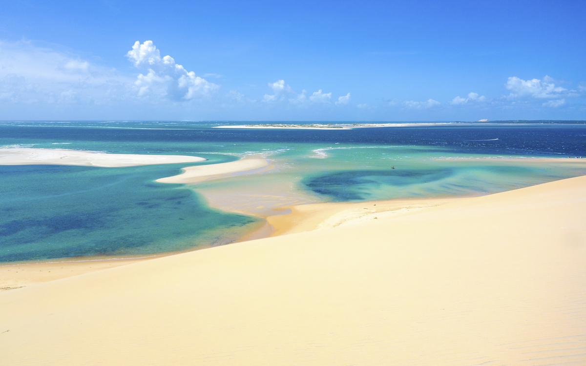 Sanddünen am Strand von Mosambik