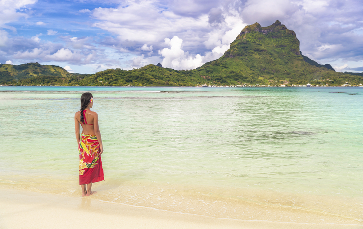 Frau am Strand von Tahiti, Französisch Polynesien