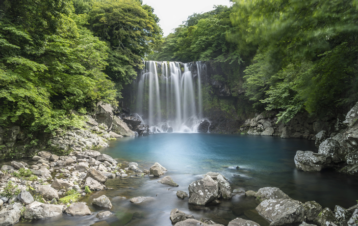 Wasserfall auf der Jeju Insel, Suedkorea