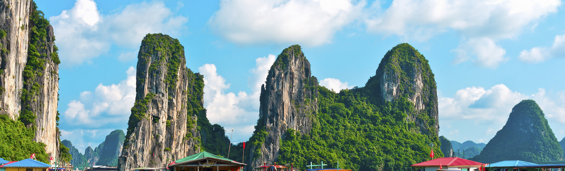 Hausboote vor Felseninseln in der Halong Bucht, Vietnam