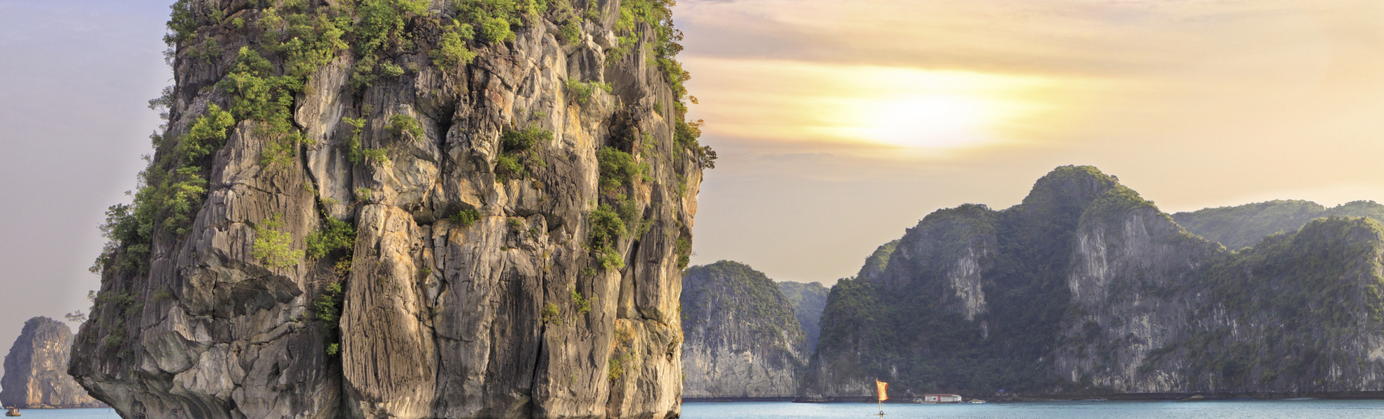 Felseninsel in der Halong Bucht, Vietnam