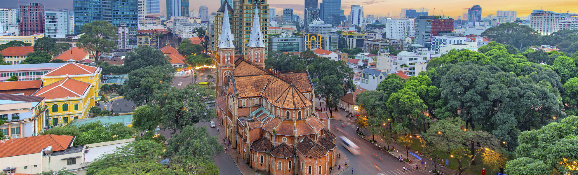 Notre Dame Basilika während des Sonnenuntergangs in Saigon, Vietnam