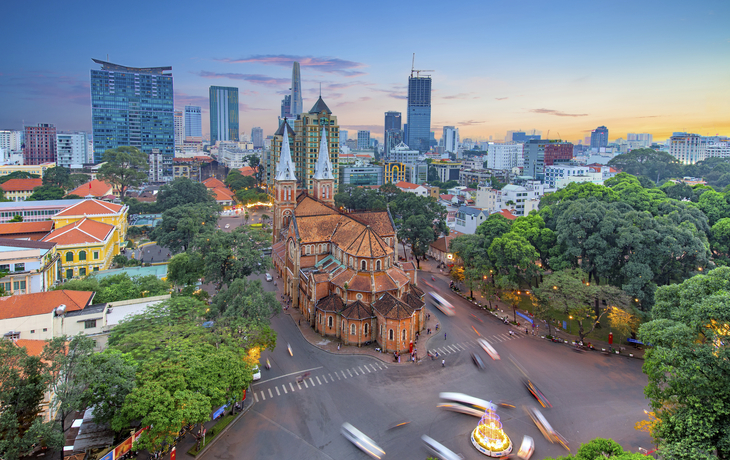 Notre Dame Basilika während des Sonnenuntergangs in Saigon, Vietnam