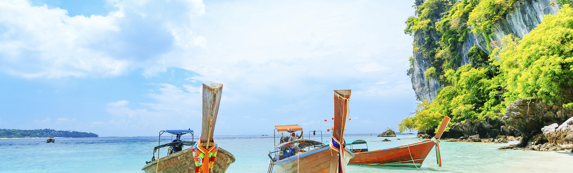 Traditionelle Holzboote am Strand von Phuket, Thailand