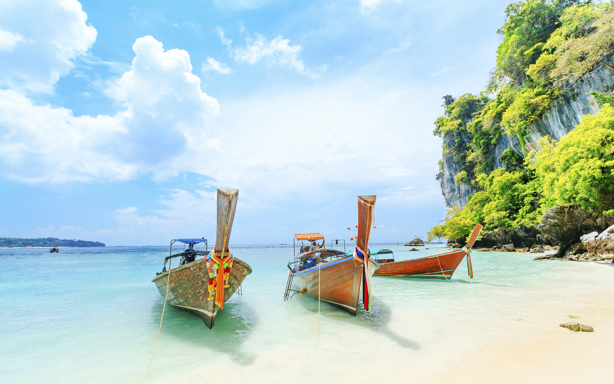 Traditionelle Holzboote am Strand von Phuket, Thailand