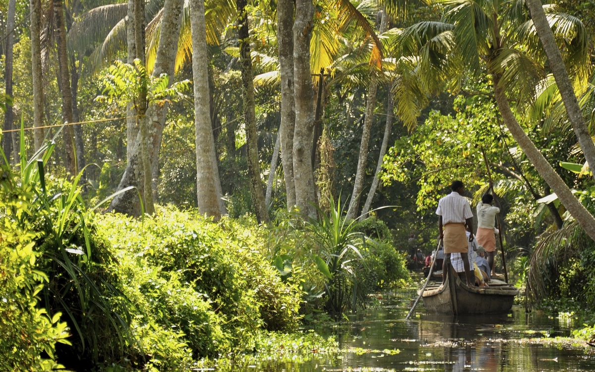 Boot gleitet durch die 
