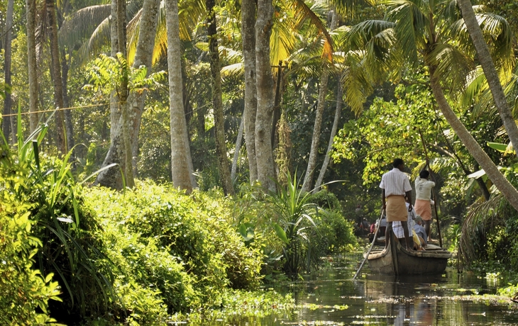 Boot gleitet durch die 