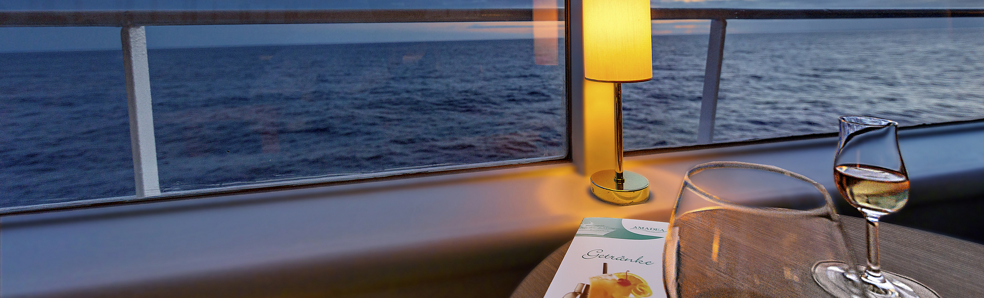 Sonnenuntergang bei einem Drink in der Bar, MS Amadea