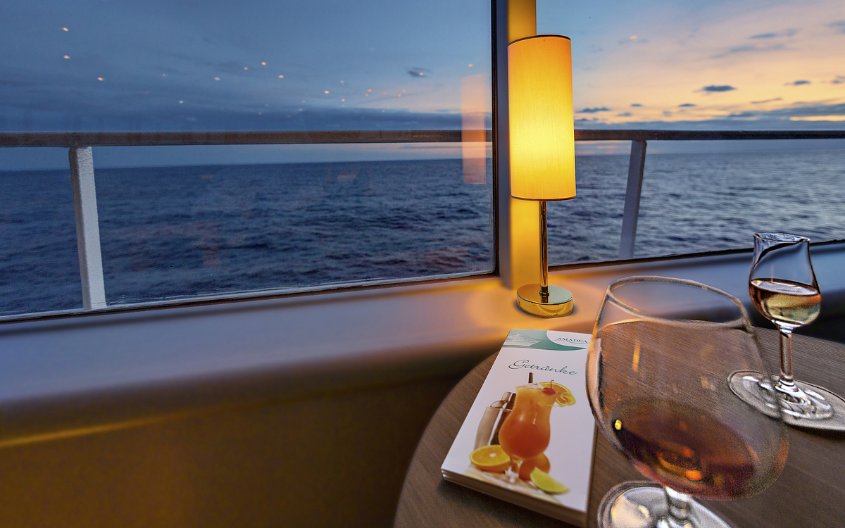 Sonnenuntergang bei einem Drink in der Bar, MS Amadea