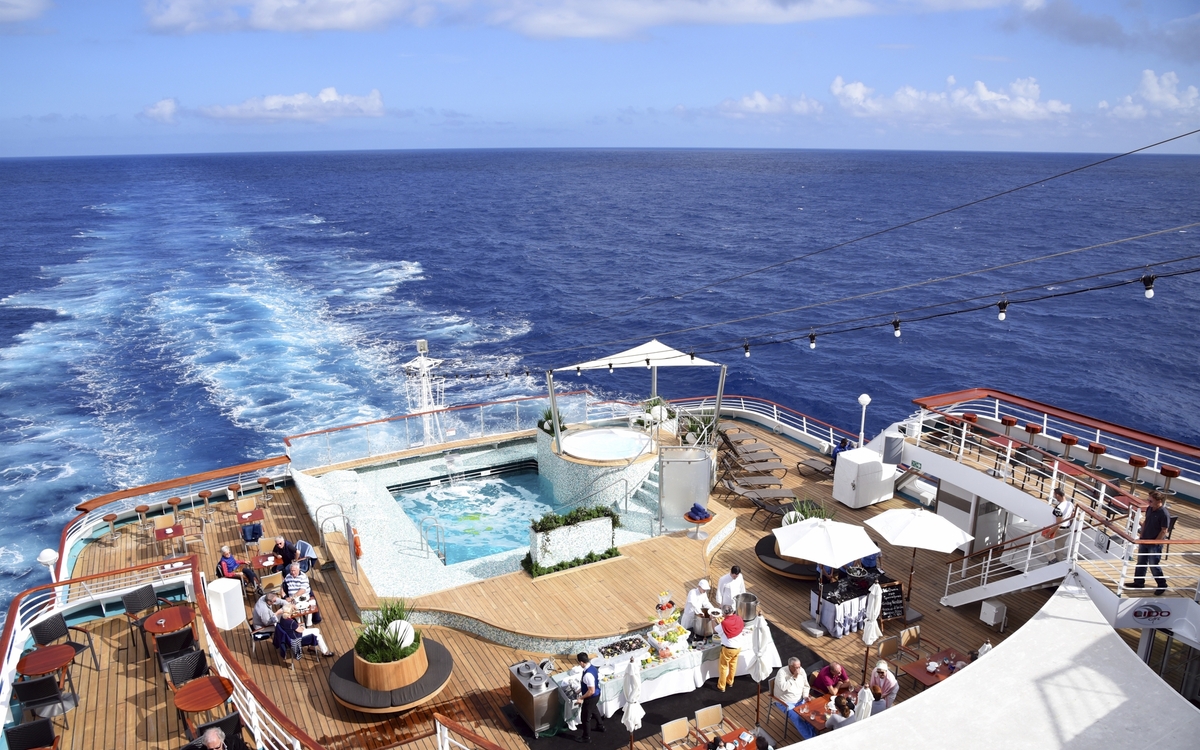 Außenpool auf der MS Amadea nach der Werft
