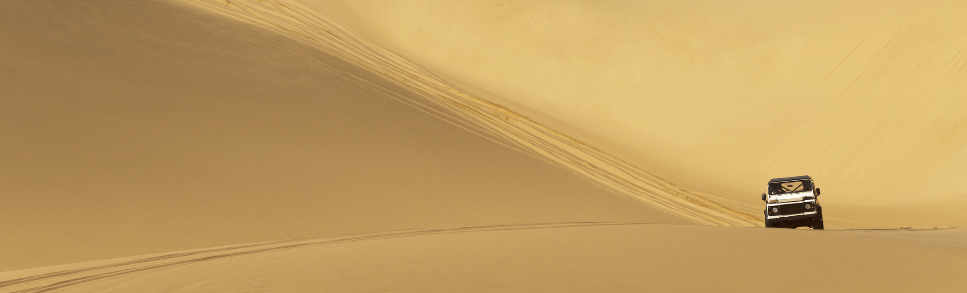 Jeepsafari durch gelbe Sandwüste