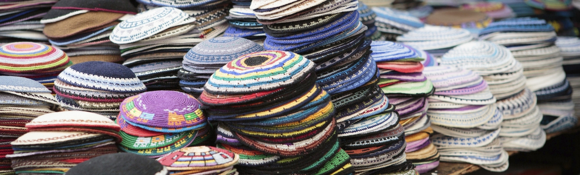 Verkauf von Kippas, jüdische Kopfbedeckungen auf einem Markt in Jerusalem