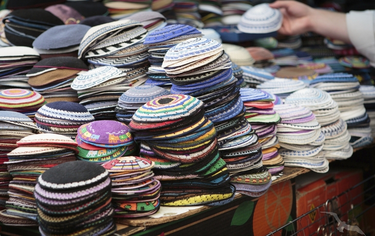Verkauf von Kippas, jüdische Kopfbedeckungen auf einem Markt in Jerusalem