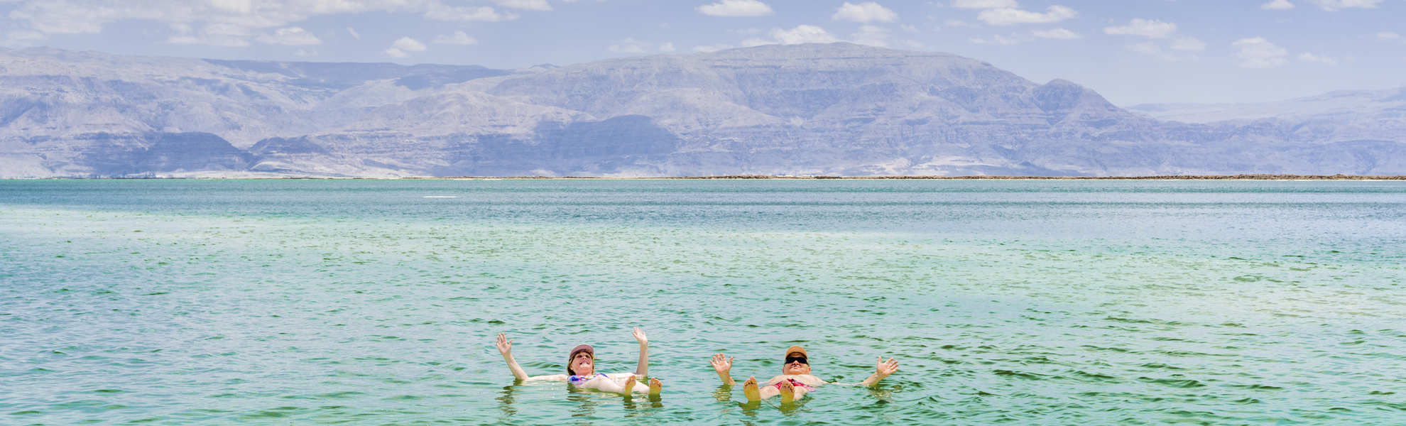 Menschen baden im toten Meer