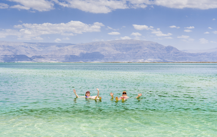 Menschen baden im toten Meer