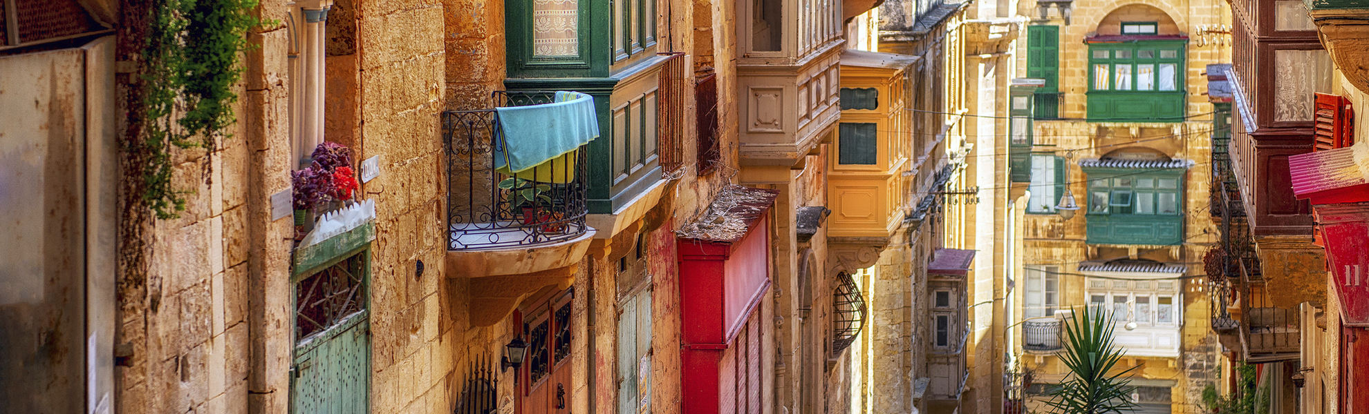 Malerisch schlängeln sich enge Gassen durch die Altstadt von Valletta, Malta