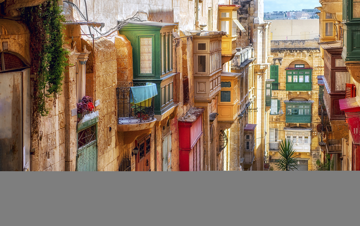Malerisch schlängeln sich enge Gassen durch die Altstadt von Valletta, Malta