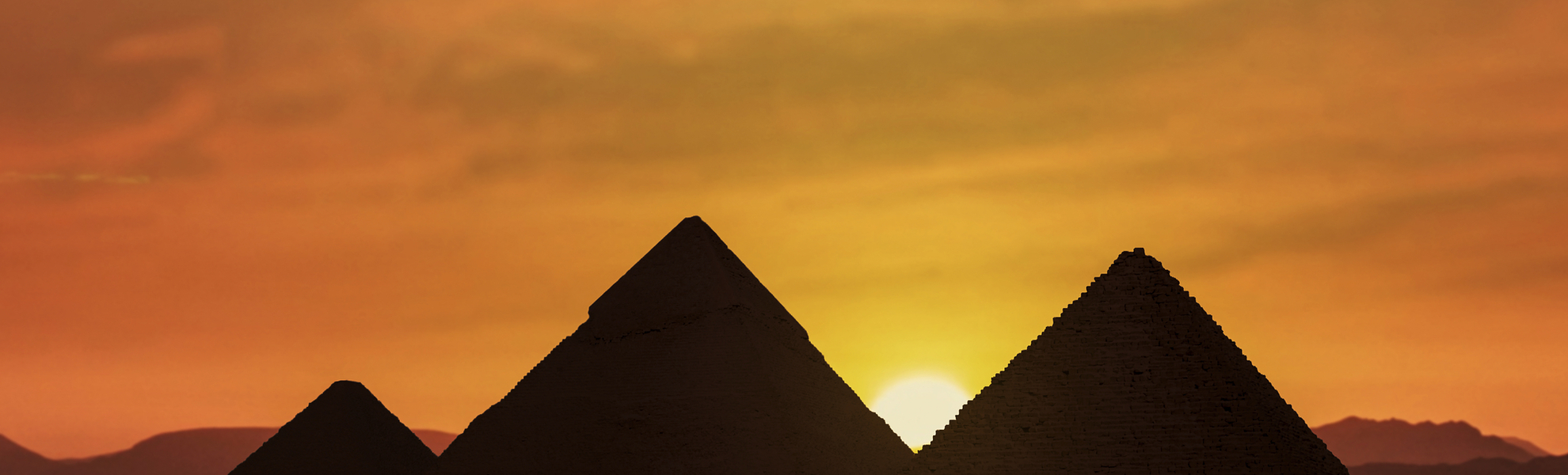 Pyramiden von Gizeh im Sonnenuntergang