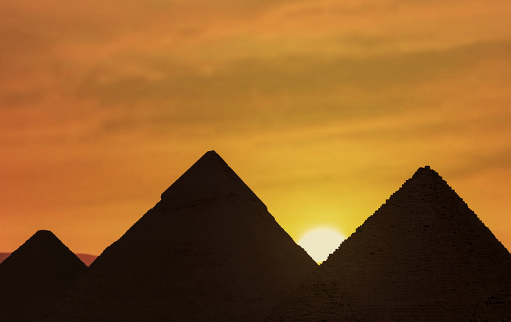 Pyramiden von Gizeh im Sonnenuntergang
