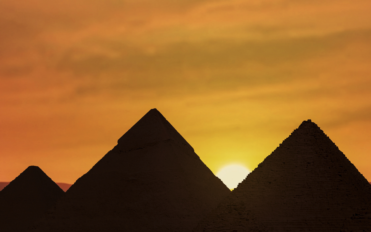 Pyramiden von Gizeh im Sonnenuntergang