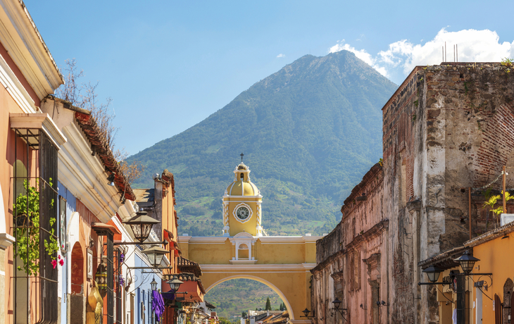 Santa Catalina Bogen mit Blick auf den Vulkan Agua, Guatemala