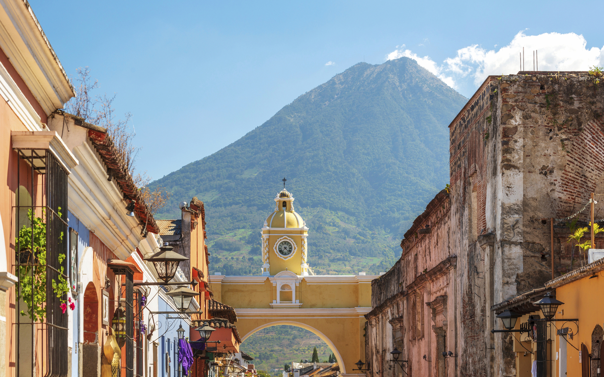 Santa Catalina Bogen mit Blick auf den Vulkan Agua, Guatemala