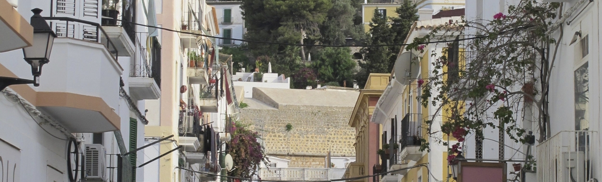 Kleine Gasse in Ibiza Stadt, Spanien
