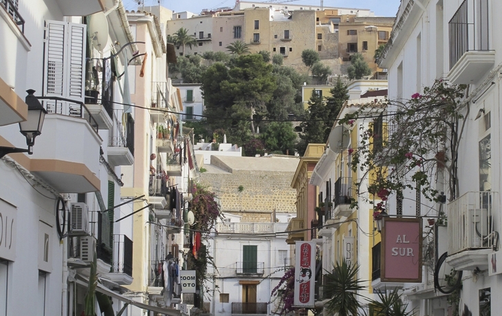 Kleine Gasse in Ibiza Stadt, Spanien