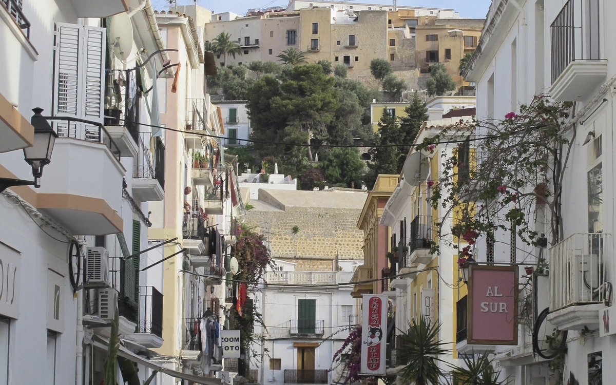 Kleine Gasse in Ibiza Stadt, Spanien