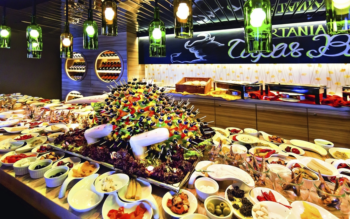 Buffet in der Bodega Bar, MS Artania