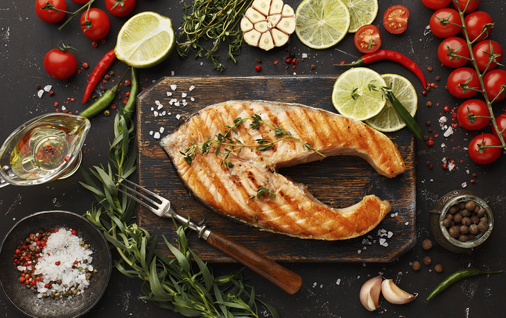 Lachs vom Grill mit frischen Kräutern und Limetten