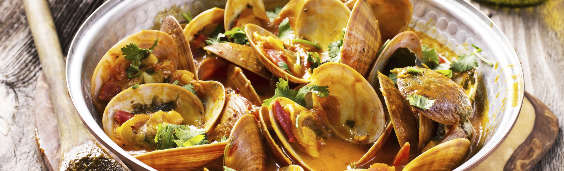 Venusmuscheln in einer Pfanne