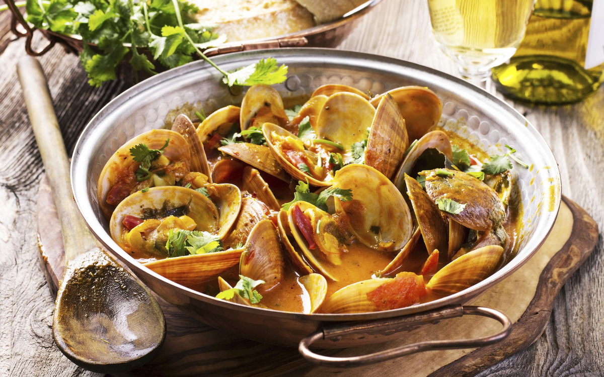 Venusmuscheln in einer Pfanne