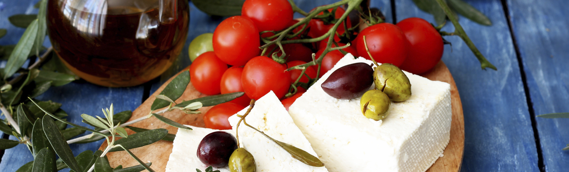 Angerichtetes Essen mit Feta Oliven und Tomaten, Griechenland