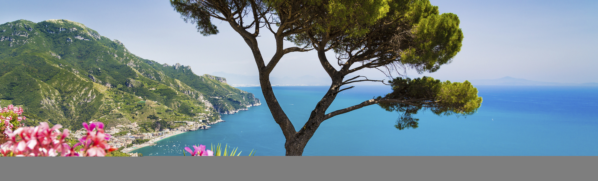 farbenfrohe Küste vom Golf von Sonero, Italien