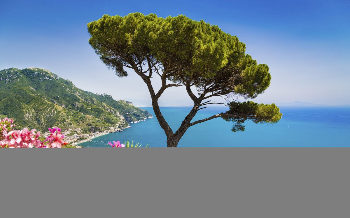 farbenfrohe Küste vom Golf von Sonero, Italien