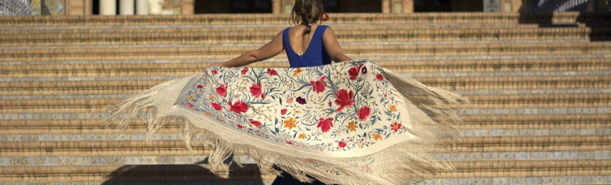 Frau am Plaza de España in sevilla, Spanien