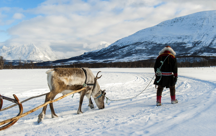 Mann mit Rentier in Tromso, Norwegen