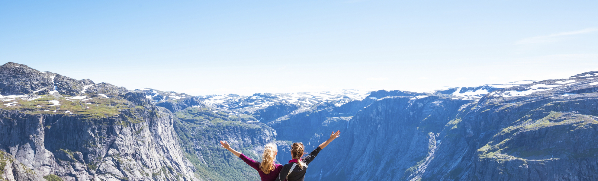 Menschen mit Blick auf Fjord, Norwegen