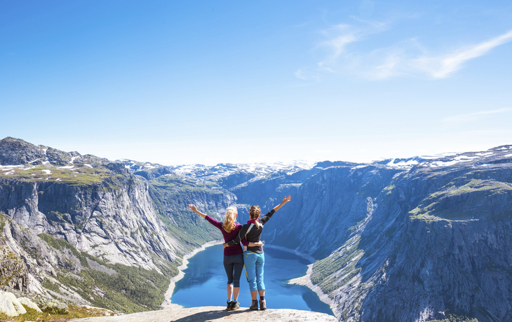 Menschen mit Blick auf Fjord,  Norwegen