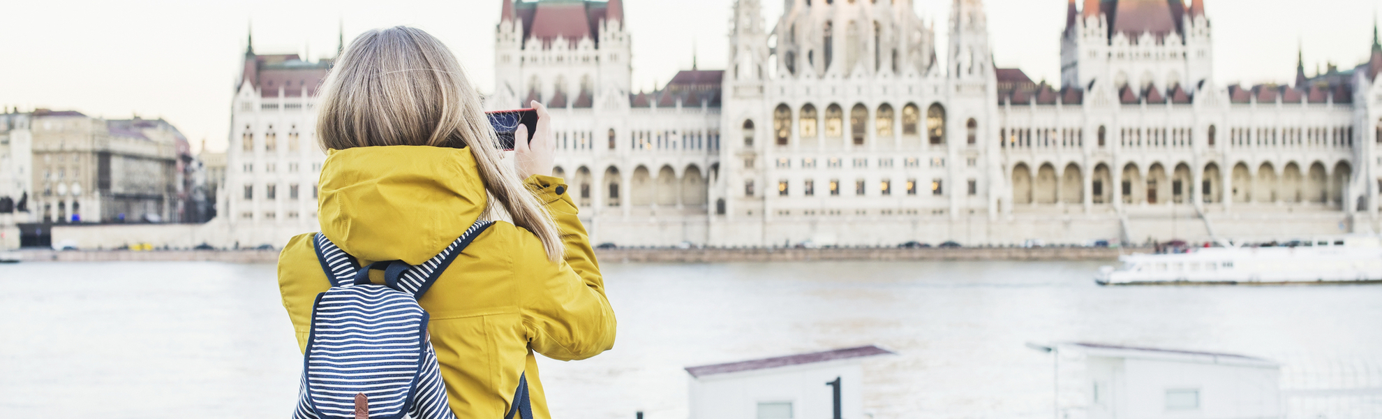 Frau fotografiert das Parlament von Budapest, Ungarn