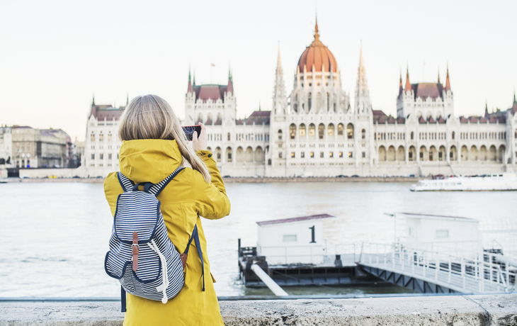 Frau fotografiert das Parlament von Budapest, Ungarn