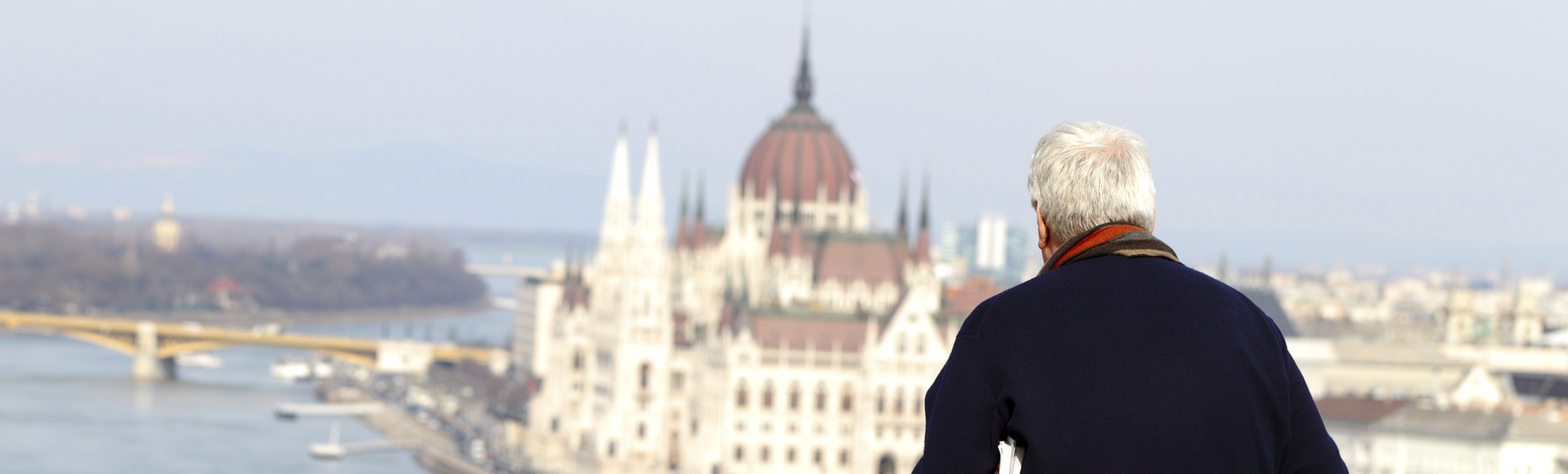 Mann blickt auf Budapests Parlamentsgebäude, Ungarn