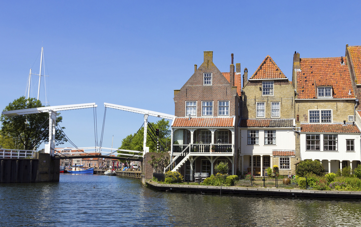 Gracht im kleinen Städtchen Enkhuizen, Niederlande