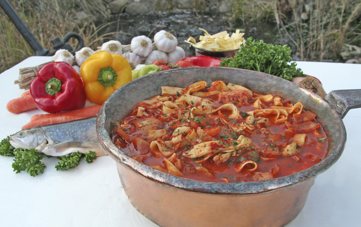 Fischsuppe 'Baja' als traditionelles Gericht in Budapest, Ungarn