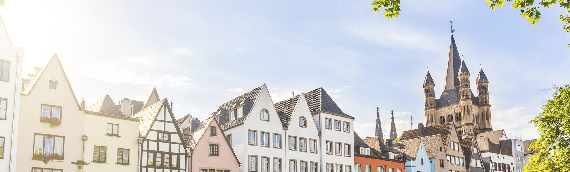Bunt reihen sich die Häuser in Köln an der Rheinpromenade aneinander, Deutschland