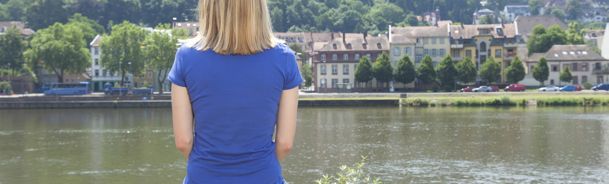 Frau mit dem Blick auf den Neckar, Deutschland