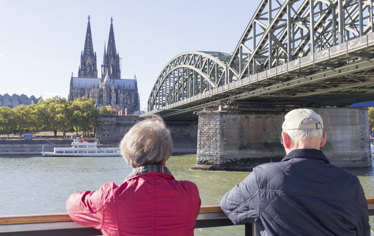 Blick über den Rhein und auf den Kölner Dom, Deutschland