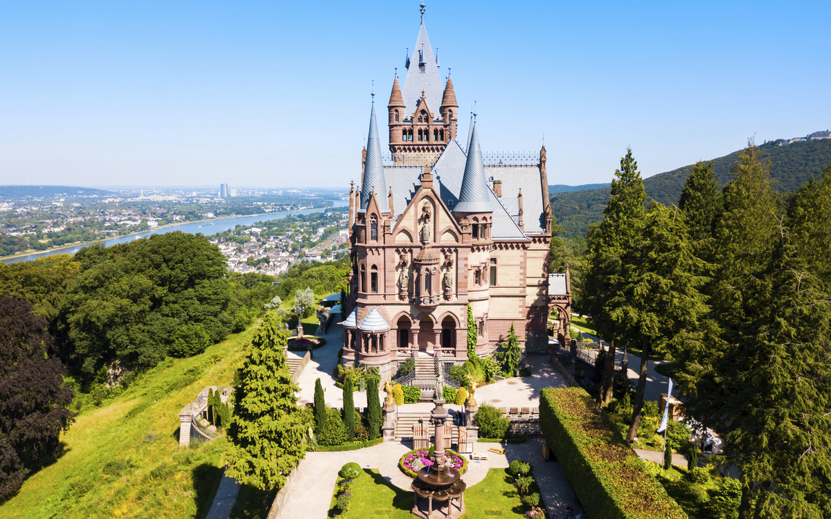 Luftaufnahme vom Schloss Drachenburg in Königswinter, Deutschland
