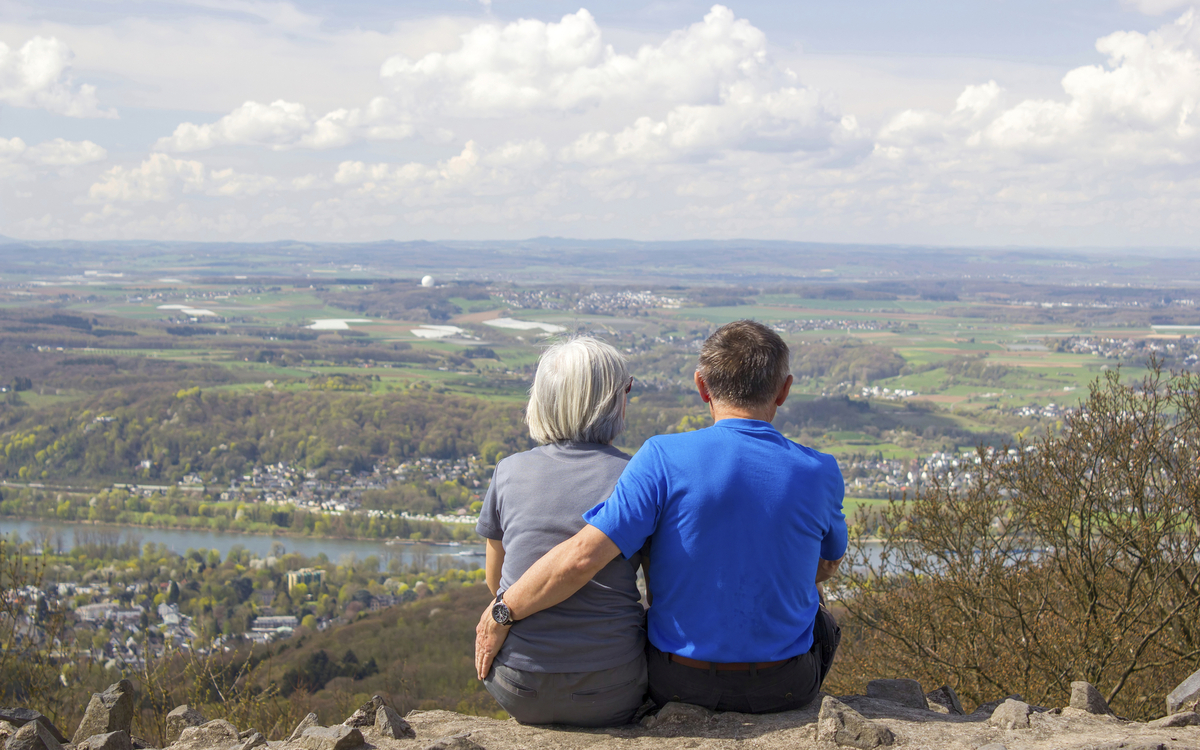 Paar mit Blick auf den Rhein